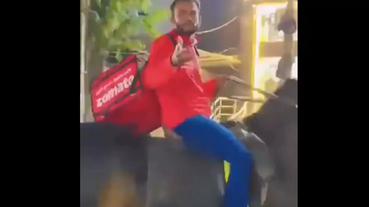 Un livrator de alimente din India, furios din cauza cozilor la combustibil, și-a onorat comenzile cu un cal