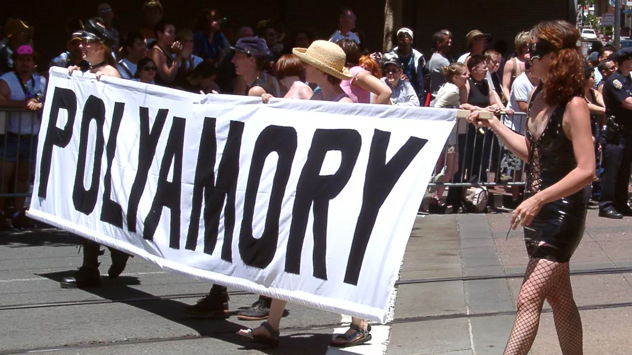 Soțul, soția, cei doi copii și amantul ei trăiesc în aceeași casă. ”Poliamorul mi-a salvat viața”, spune ea