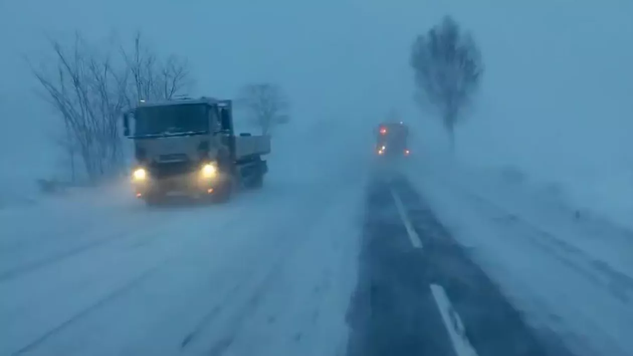 Ninge în toate județele din Moldova. Circulația se desfășoară în condiții de iarnă în Bacău, din cauza viscolului (VIDEO)