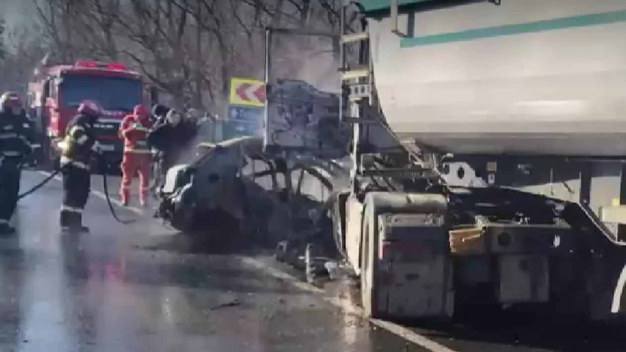 Accident groaznic în apropiere de Tecuci. Doi tineri au murit într-o mașină cuprinsă de flăcări după impact. Șoferul avea permis din octombrie