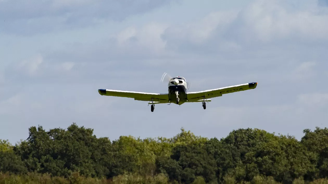 Accident aviatic în Franța. Un pilot a murit după ce un avion s-a prăbușit în mare (VIDEO)