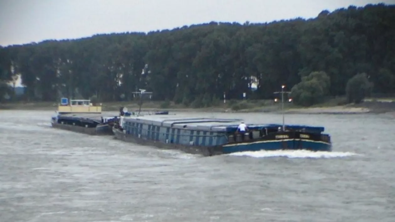 Accident naval în Delta Dunării. Ambarcațiune distrusă de un convoi de barje