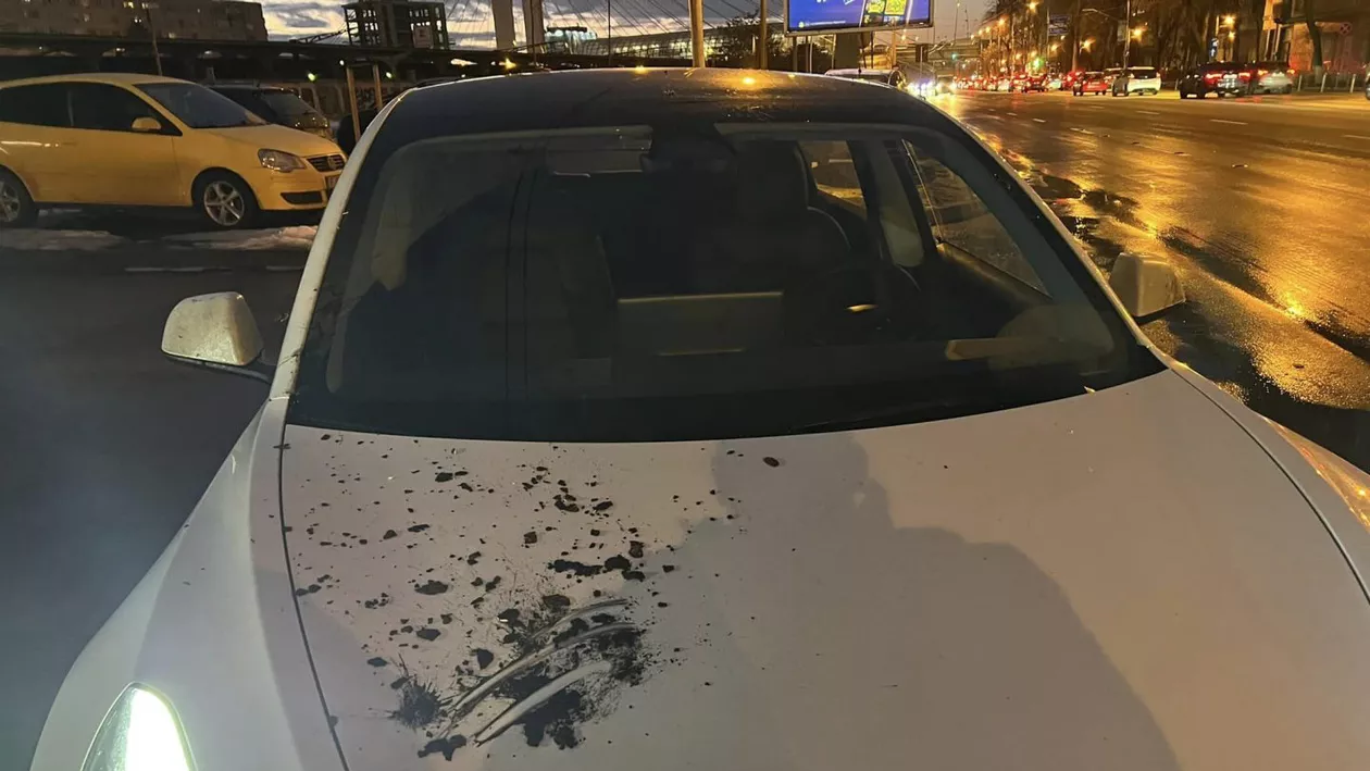 Mașină avariată de o bucată desprinsă din Pasajul Basarab. Ciprian Cherciu, românul păgubit: Sunt foarte multe elemente ruginite care stau să cadă, corpuri de iluminat care stau sprijinite doar în niște fire (VIDEO)