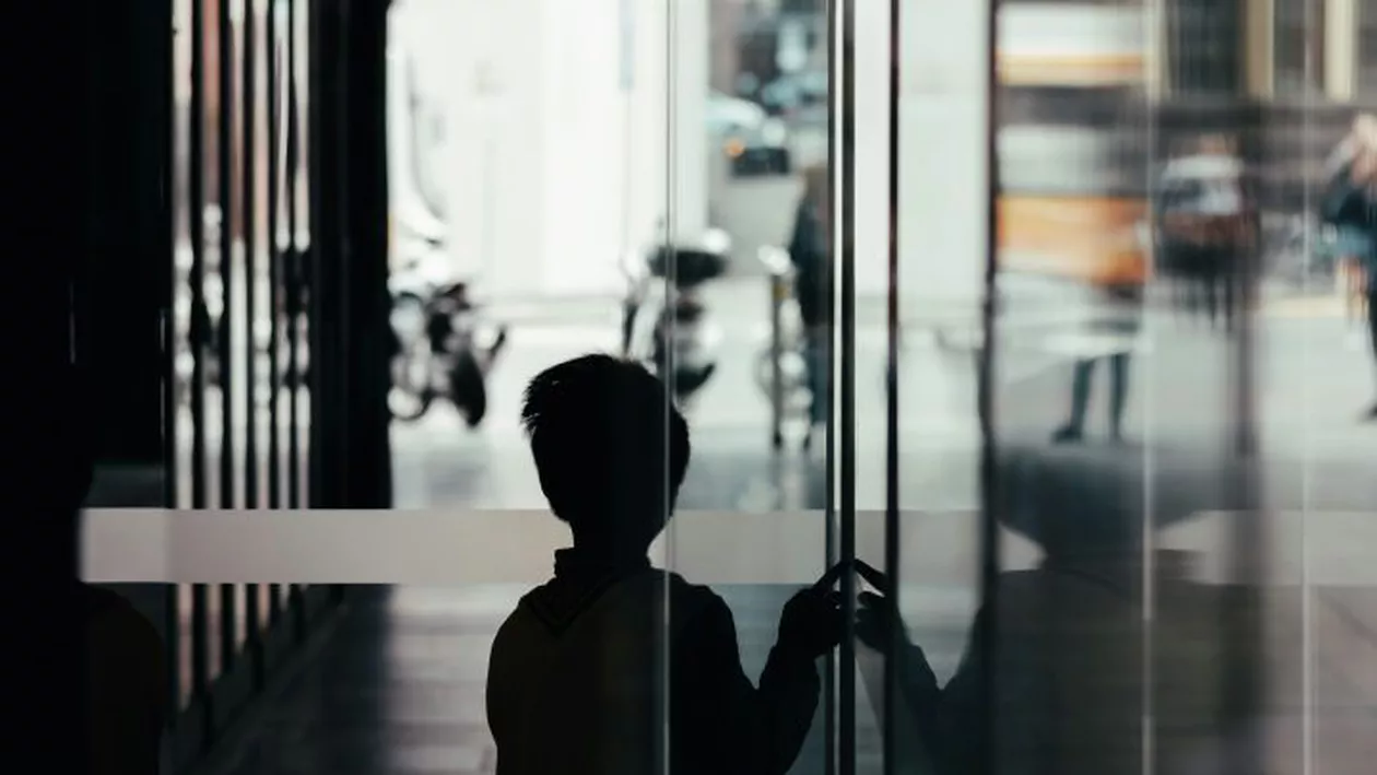 Un băiat de 9 ani a locuit singur, 2 ani de zile, într-un apartament neîncălzit. El mergea zilnic la școală