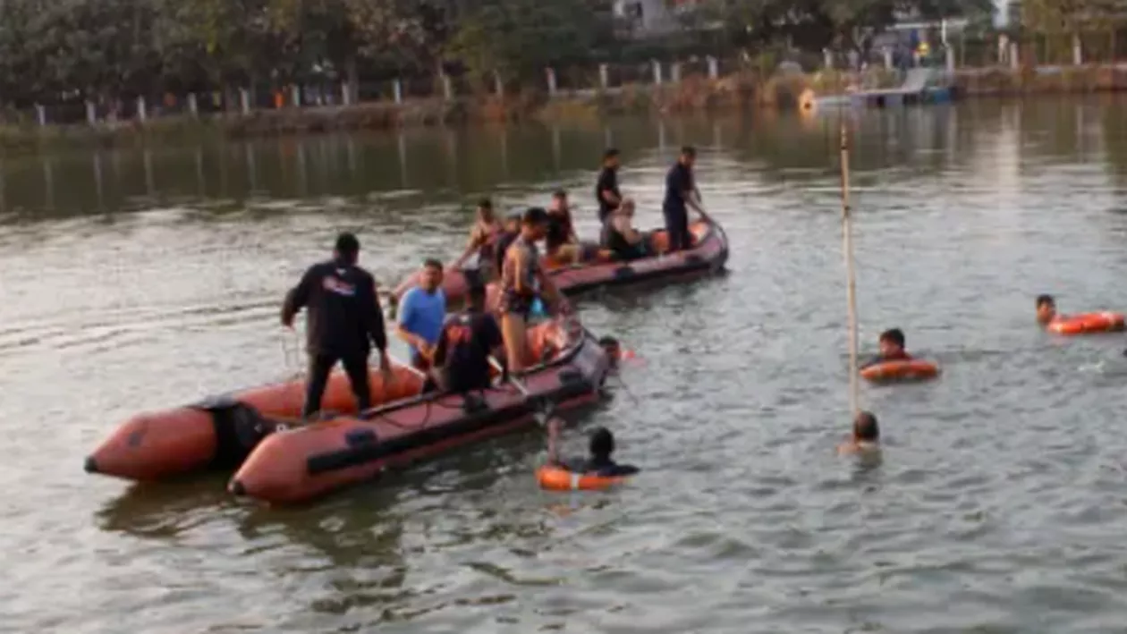 Mai mulți elevi și un profesor și-au pierdut viața, după ce barca în care se aflau s-a răsturnat în vestul Indiei