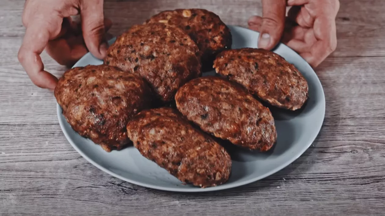 Cum se fac cele mai bune pârjoale moldovenești. Ingredientul secret care le face pufoase la interior și crocante la exterior