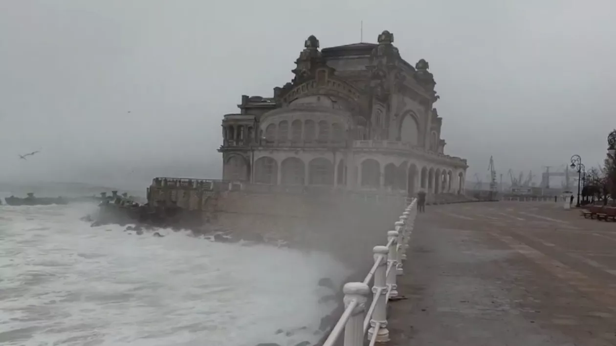Fenomen rar a apărut în Marea Neagră, chiar pe litoralul românesc. Niciodată nu am mai văzut-o așa! (VIDEO)