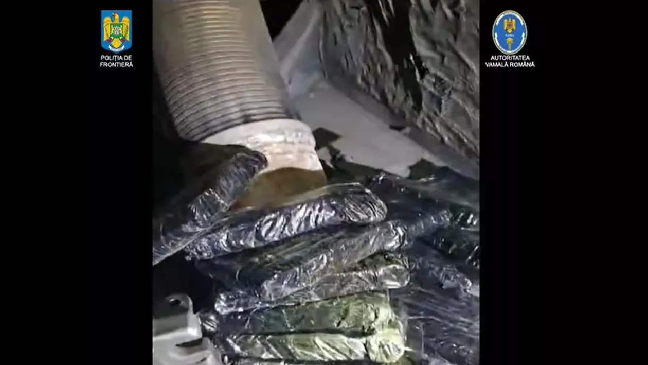 Pachete de bani ascunse în motorul unui autocar şi lipite pe pasageri, găsit de poliţişti la Vama Giurgiu (VIDEO)