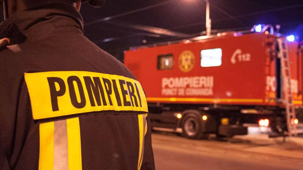 Incendiu puternic la o hală din Dâmbovița. Peste 1.000 de metri pătrați au fost distruși