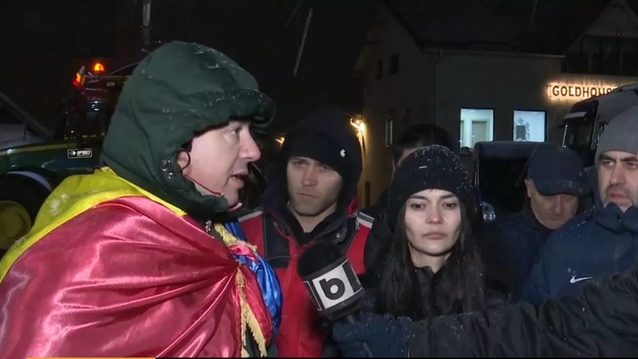 Reprezentant al transportatorilor protestatari: Dorim să transmitem autorităților că împreună cu noi se infiltrează grupuri care sunt afiliate galeriilor sportive și partidelor politice. Jandarmeria îi cunoaște și nu face nimic să-i extragă din mulțime (VIDEO)