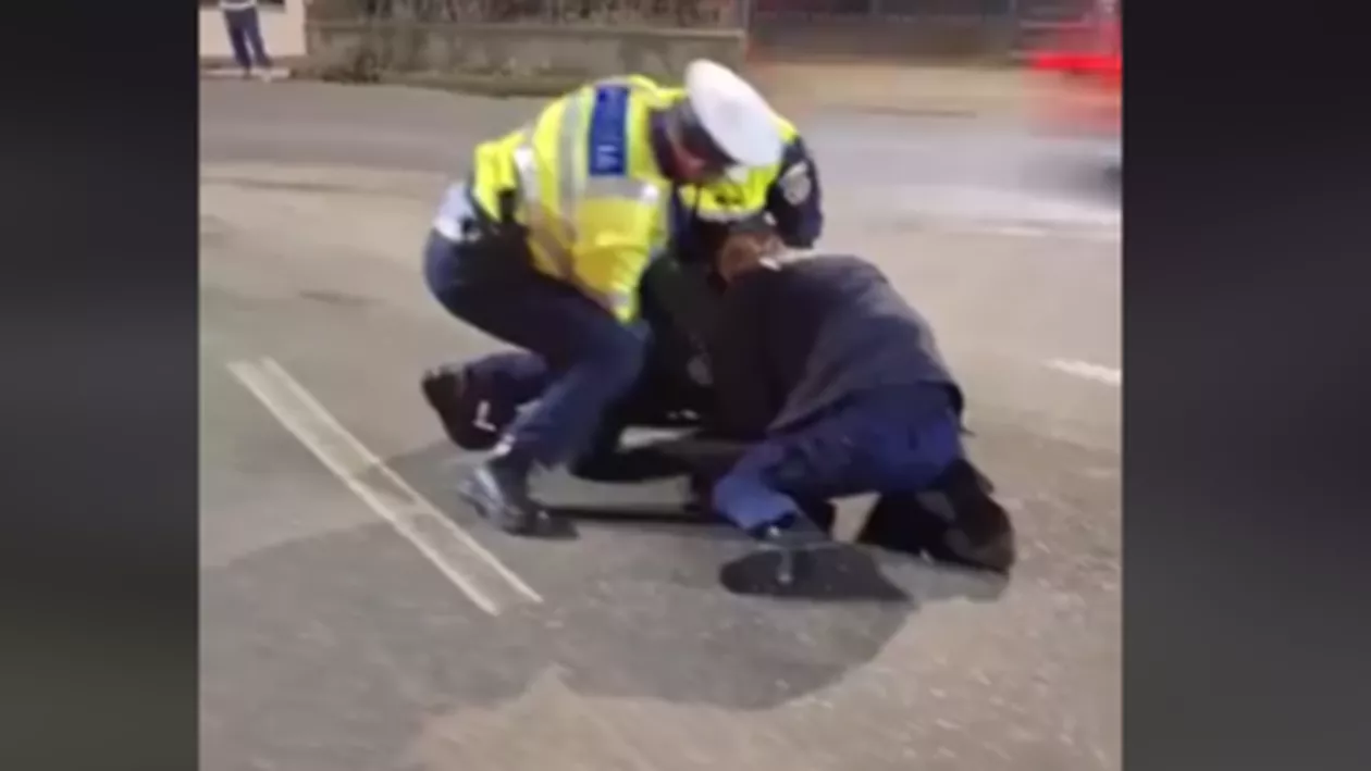 Polițist rămas fără centura cu pistol după ce a încătușat un bărbat din Hunedoara. Arma nu a fost găsită