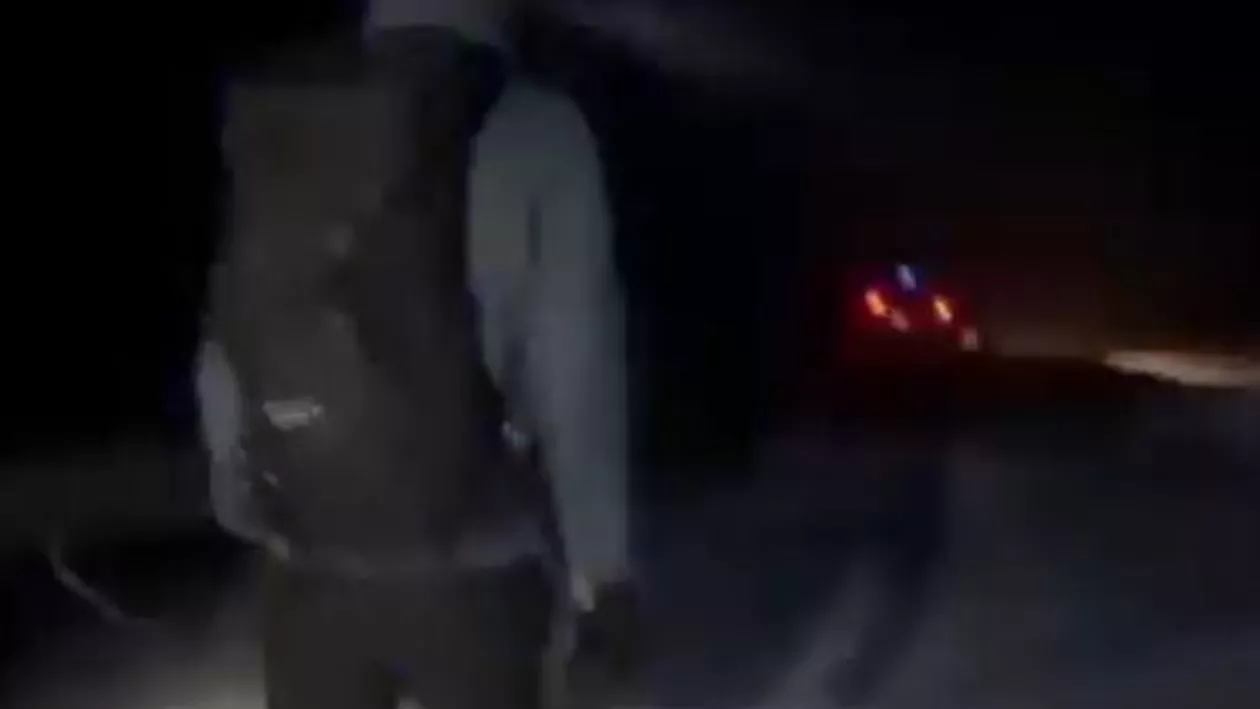 Trei turiști, salvați din Bucegi, după ce și-au lăsat mașina la Piatra Arsă și au găsit-o înzăpezită (VIDEO)