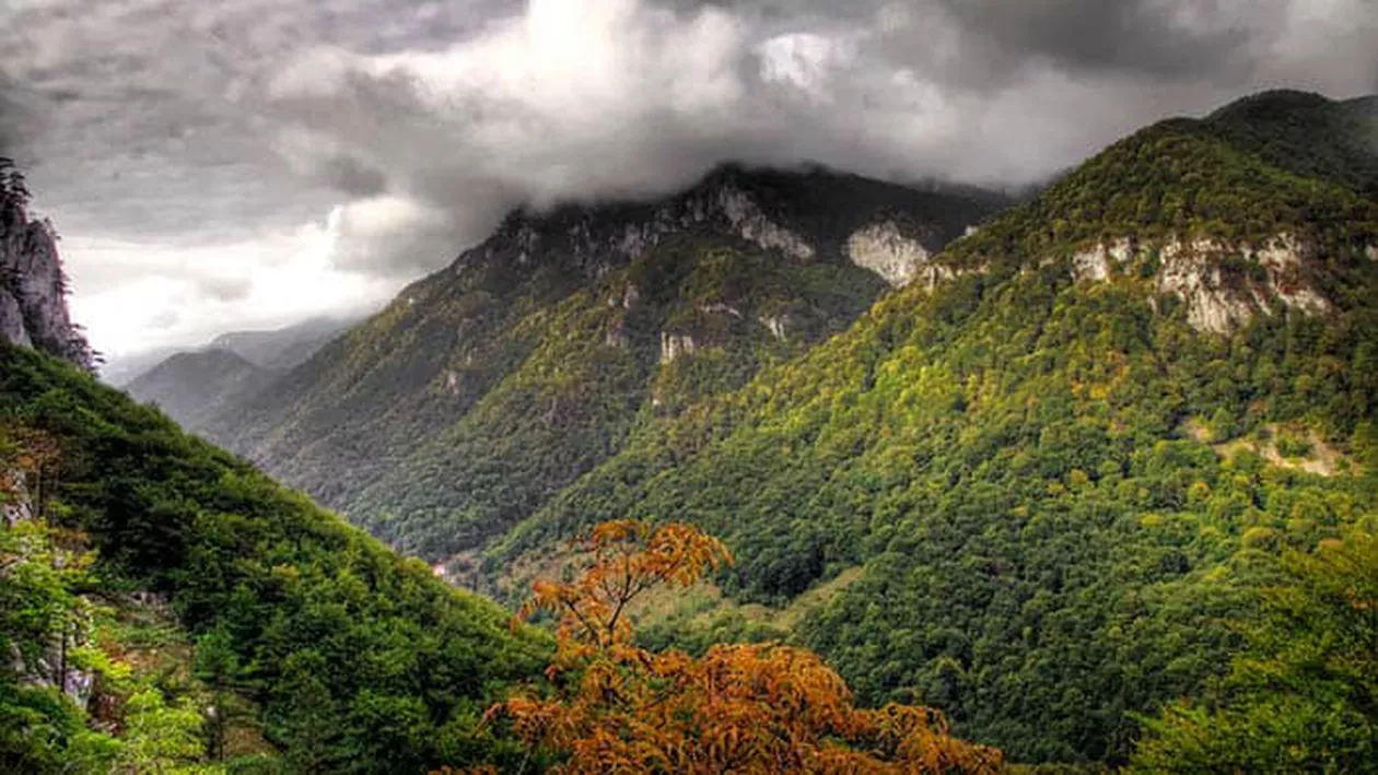 Drumul din România de care te vei îndrăgosti, cu serpentine, peisaje pitorești, cascade spectaculoase, pajiști alpine și numeroase obiective turistice