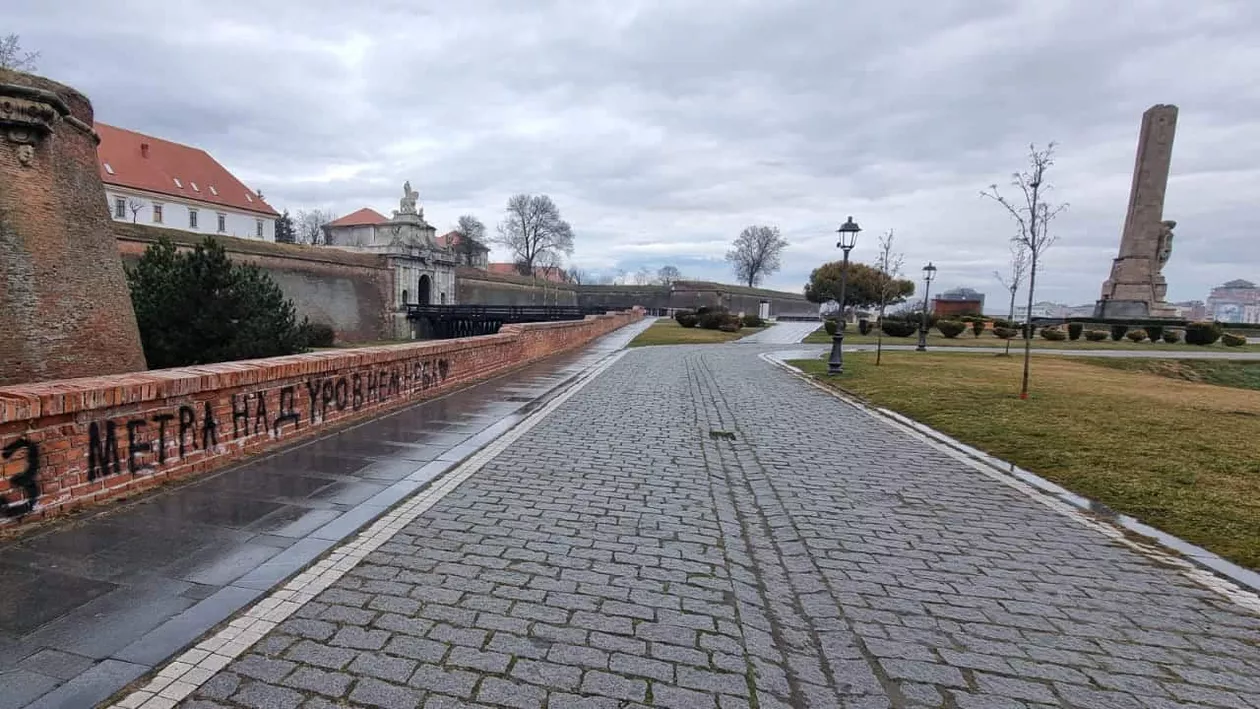 Zidurile cetății din Alba Iulia, vandalizate cu mesaje în limba rusă