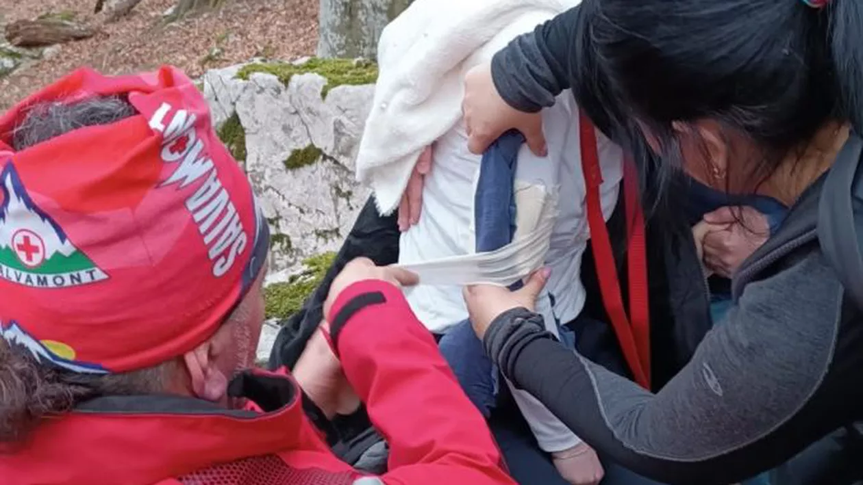 Intervenţie a salvamontiştilor în zona Vârful lui Stan, pentru recuperarea unei tinere care acuza dureri la o mână după o căzătură
