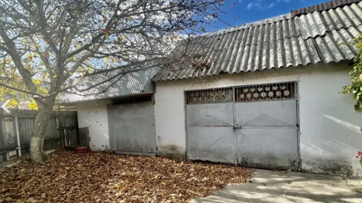 Facilitățile unui garaj vândut la prețul unui apartament cu două camere, în Vaslui. Cum justifică proprietarul banii pe care îi cere pe anexa de 108 mp