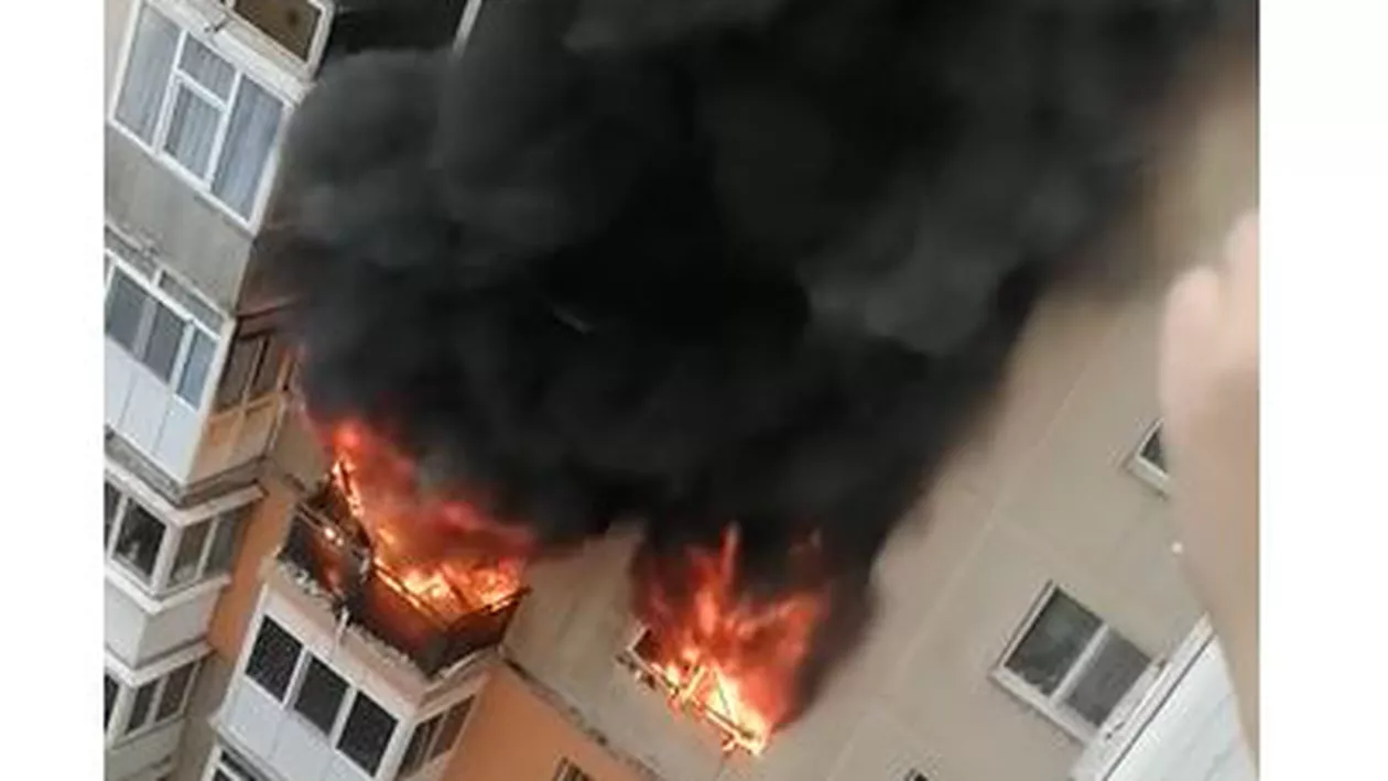 Incendiu puternic în Olteniţa, Călăraşi. Un apartament a fost cuprins de flăcări uriaşe (VIDEO)