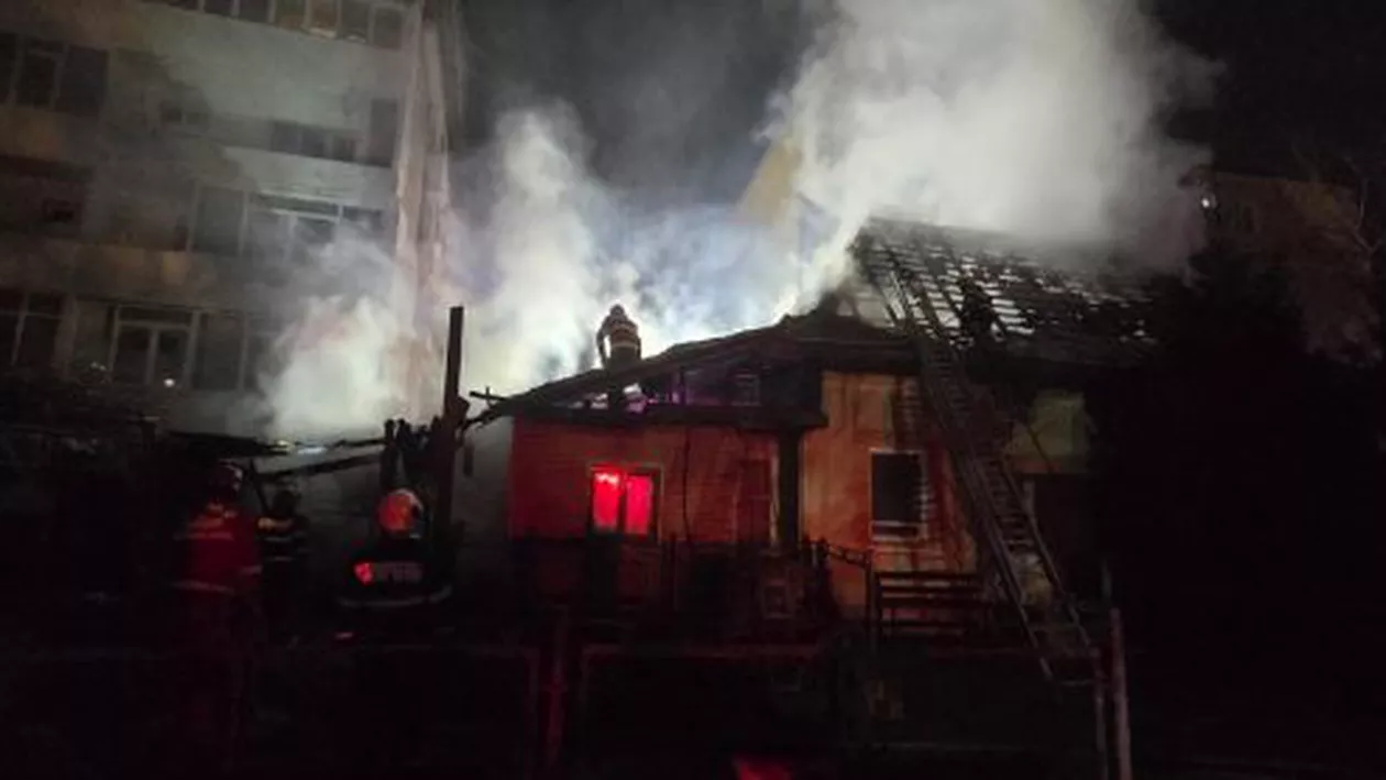 Incendiu la casa parohială a unei cunoscute biserici din Piatra Neamț. Intervenție de urgență a pompierilor