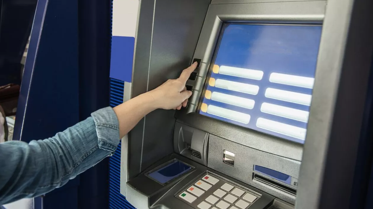 Ce s-a întâmplat cu 12.500 de euro ai unei femei după ce i-a depus la bancă / Reacția neașteptată a instituției financiare