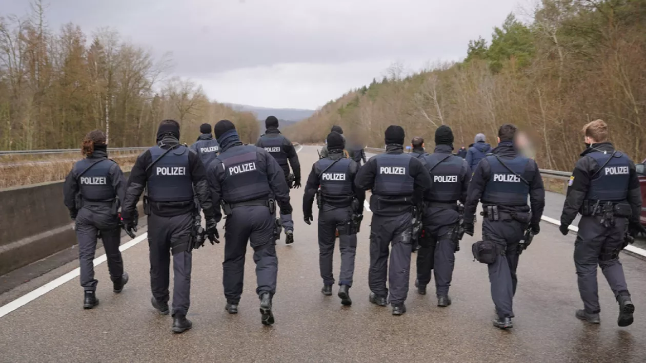 Poliția germană l-a prins pe șoferul de TIR care a tras cu pistolul într-un coleg care-l depășea pe autostradă: e român!