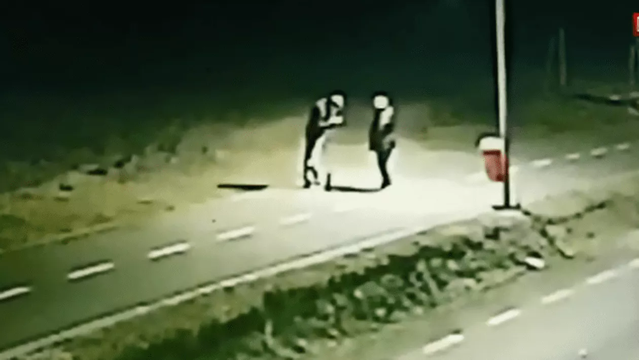 Crimă filmată pe marginea unui drum din Bihor: O femeie și-a strangulat fratele (VIDEO)