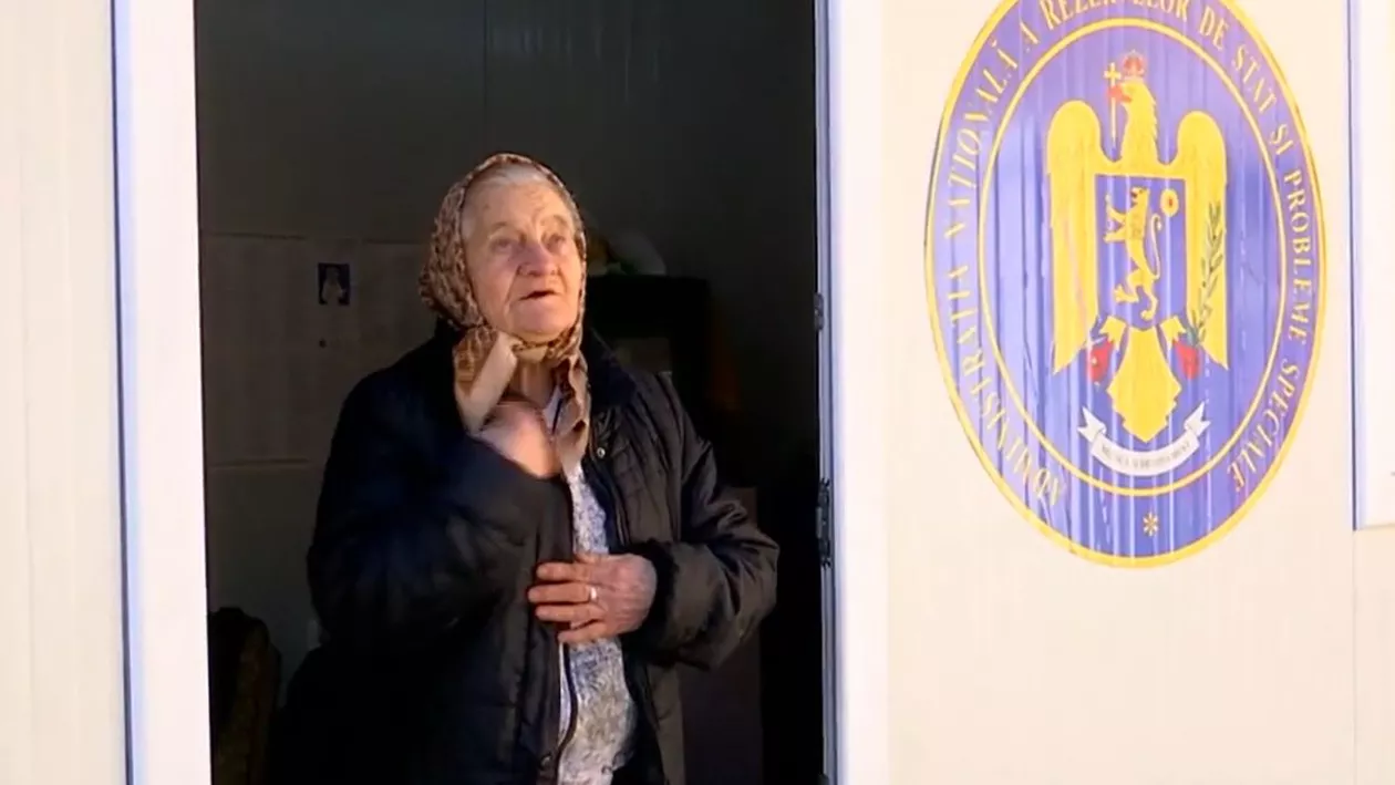 Maria (70 de ani): „Am plâns şi aseară. Mă credeţi?”. La un an de la cutremurul de 5,7 din Oltenia, zeci de oameni încă locuiesc în containere, pe un teren de fotbal