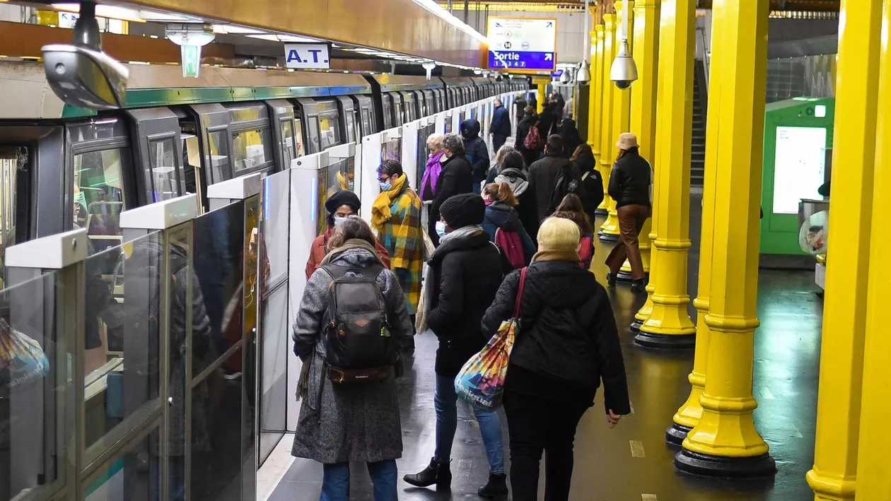 Atac cu un cutiț în cea mai aglomerată gară din Franța. 3 persoane au fost înjunghiate
