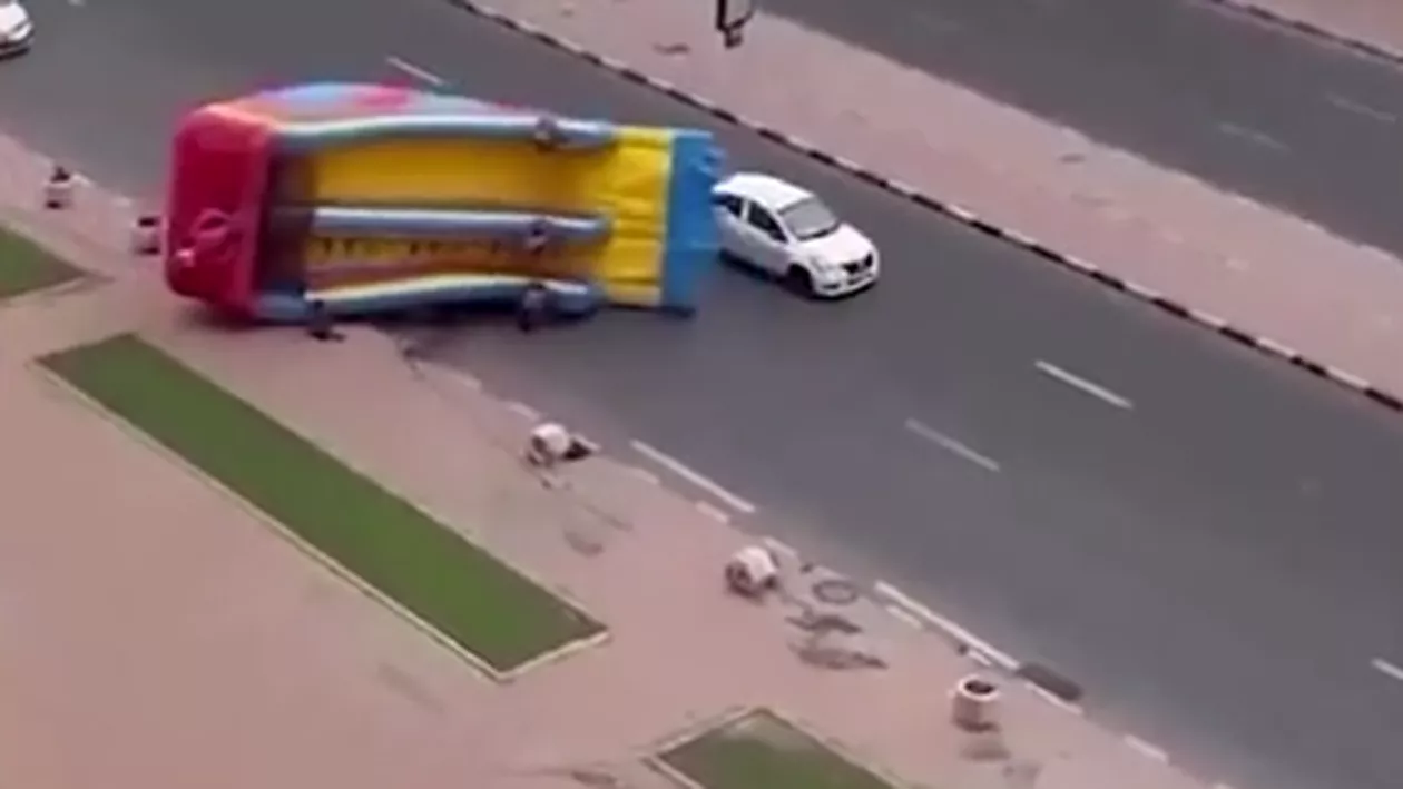 Un tobogan gonflabil smuls de vânt, în care se aflau doi copii, a fost aruncat în mijlocul unui bulevard (VIDEO)