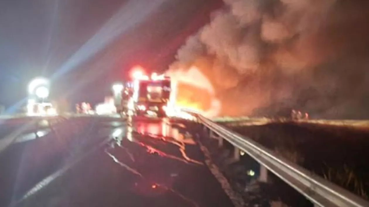 Cisternă cu motorină în flăcări, după ce s-a răsturnat pe o şosea din judeţul Brăila. Șoferul a murit carbonizat (VIDEO)
