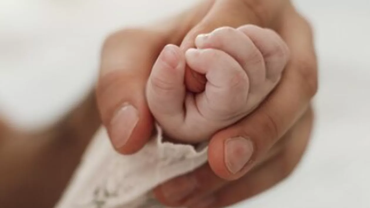 Tragedie în Vaslui! Mamă acuzată că și-a omorât bebelușul de 8 luni lovindu-l în cap