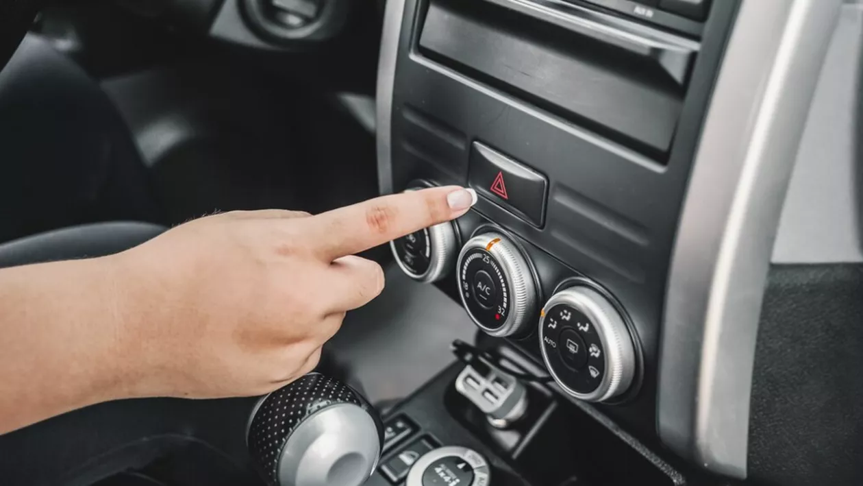 Ce amenzi vor plăti șoferii care staționează neregulamentar, în 2024 / Situațiile în care conducătorii auto pot utiliza luminile de avarie