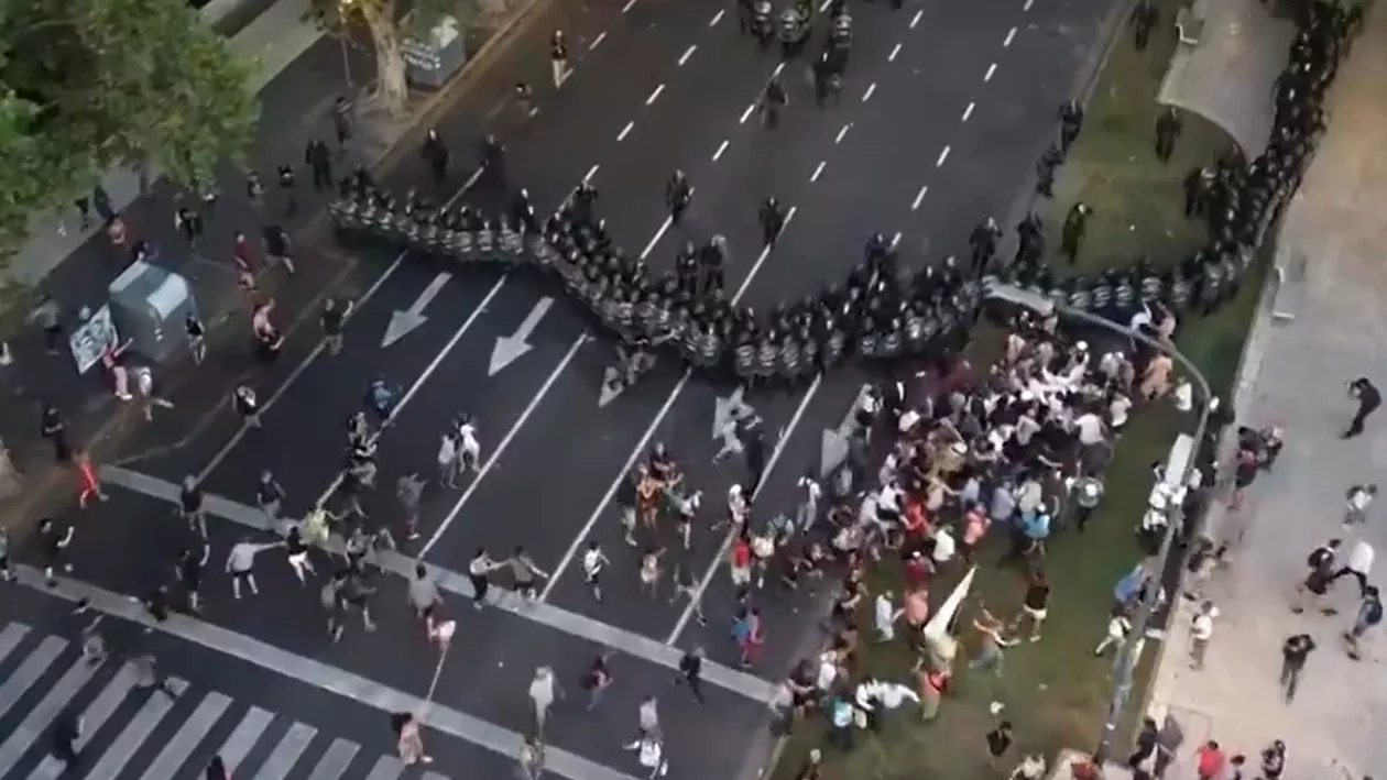 Argentina: Proteste violente la Buenos Aires în timp ce parlamentul dezbate reformele economice promovate de Milei (VIDEO)