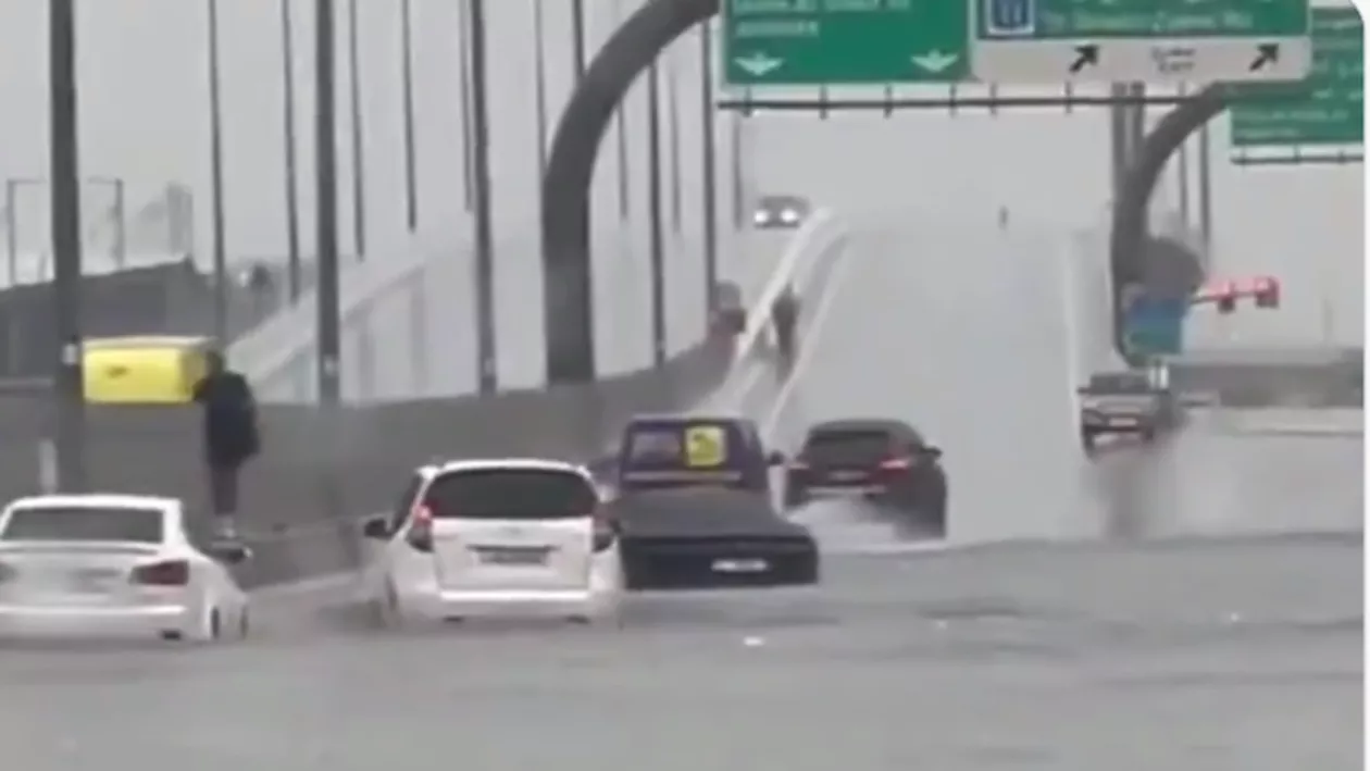 Inundații severe în Emiratele Arabe Unite. Mai multe străzi din Dubai, transformate în lacuri