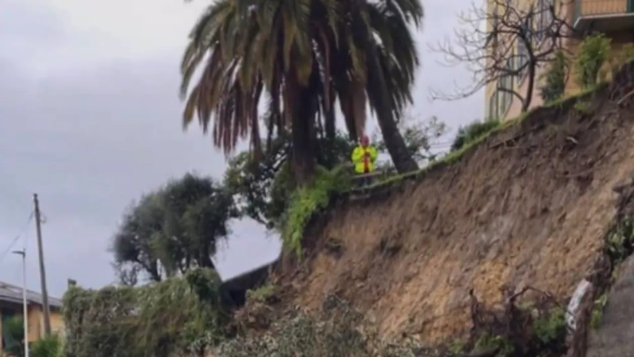 O mie de persoane sunt izolate, în Genova, după ce s-a produs o alunecare de teren