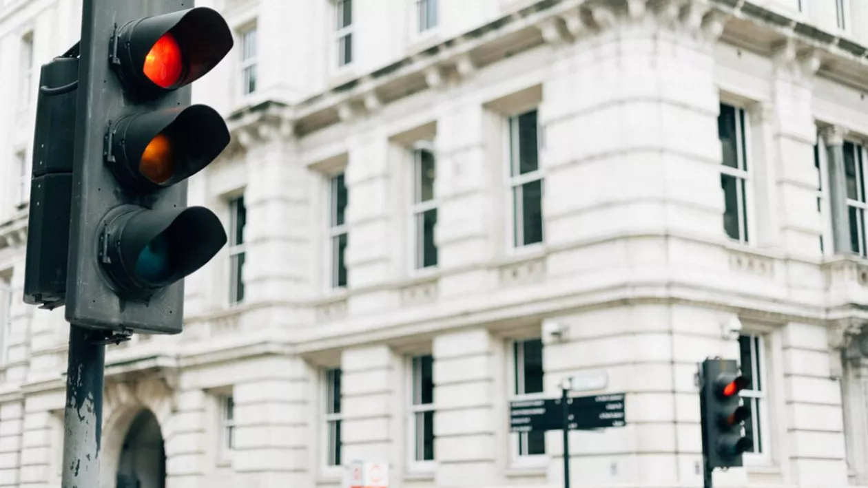 Codul Rutier 2025 introduce reguli stricte la semafoare. Ce riscă șoferii care nu opresc la galben