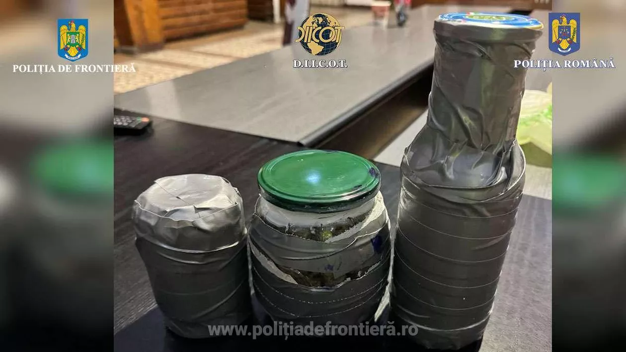 Un bărbat, arestat la Vama Nădlac. Polițiștii i-au găsit în bagaj trei borcane pline