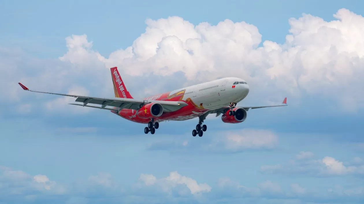 O femeie a născut în timpul unui zbor către Bangkok. Cum l-a poreclit echipajul pe bebeluș