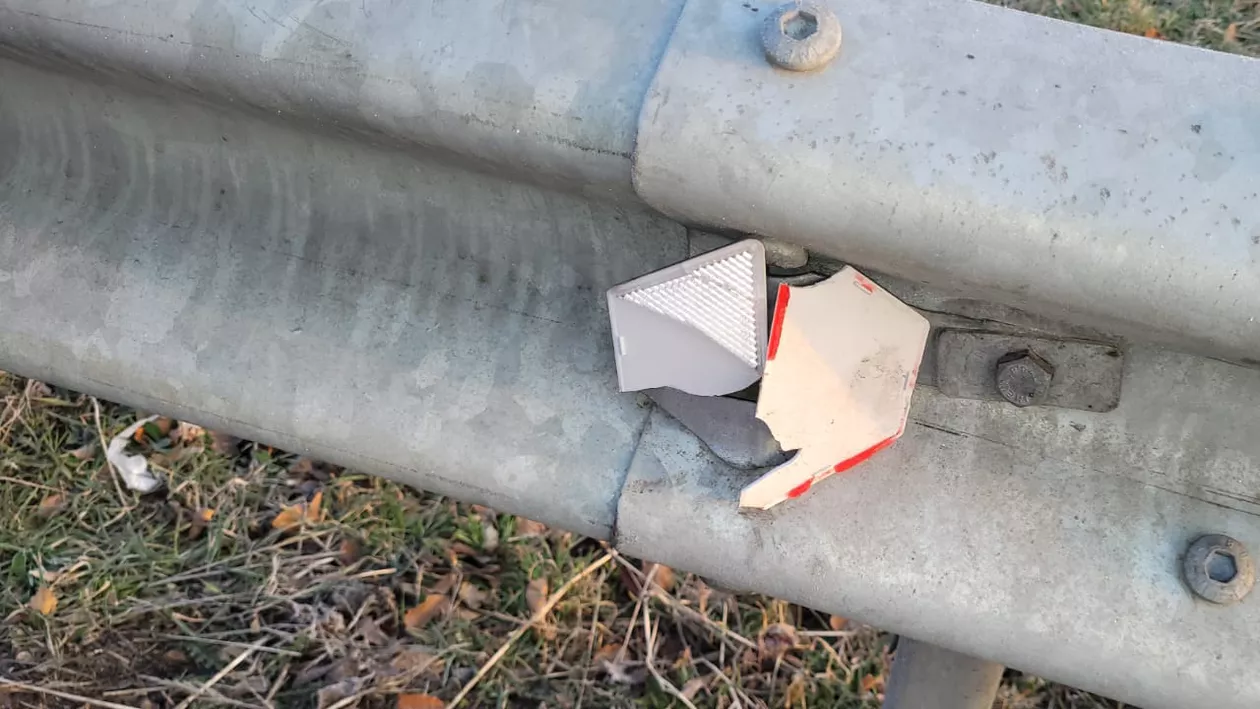 400 de elemente reflectorizante vandalizate pe un drum național, în Covasna. Paguba se ridică la peste 20 de mii de lei