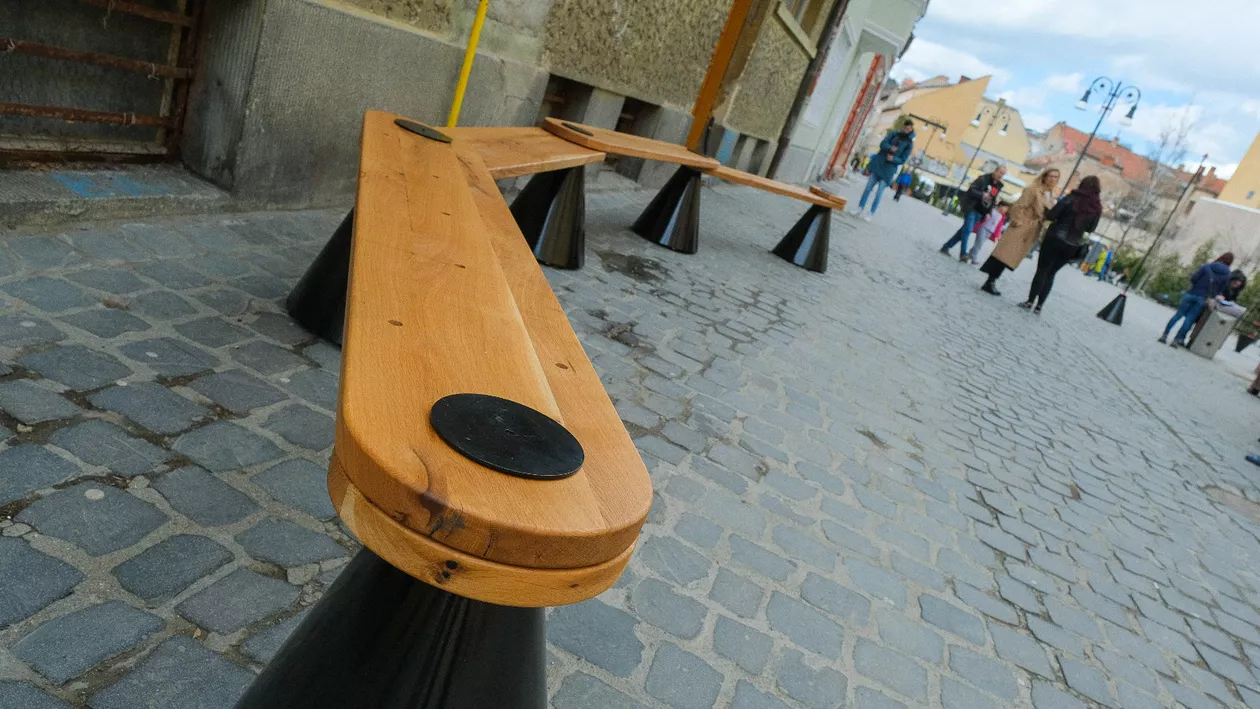 Banca mobilă, nou concept în centrul Brașovului. Aceasta încurajează relaționarea oamenilor (FOTO)