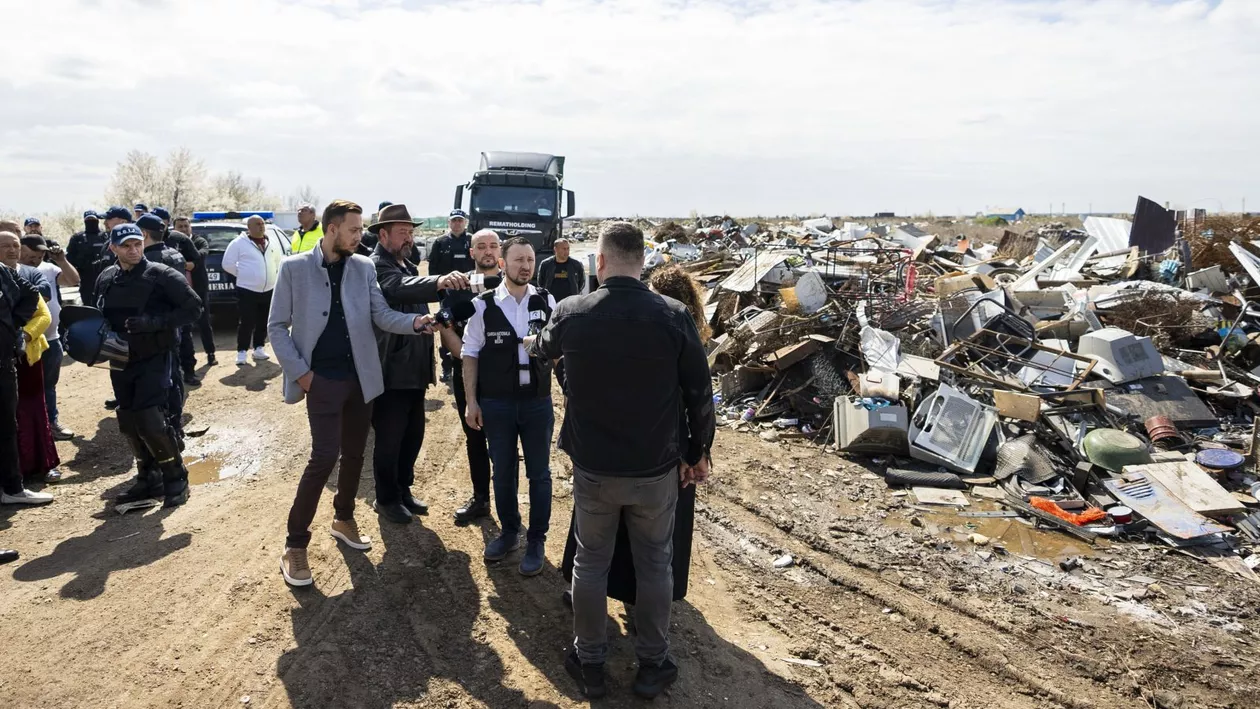 Garda de Mediu, descinderi la un depozit ilegal de fier vechi din Călărași. Ministrul Mircea Fechet a fost și el prezent: E mai ales o problemă socială. Trebuie să-i ajutăm pe oameni să poată pune legal o pâine pe masă (VIDEO, GALERIE FOTO)