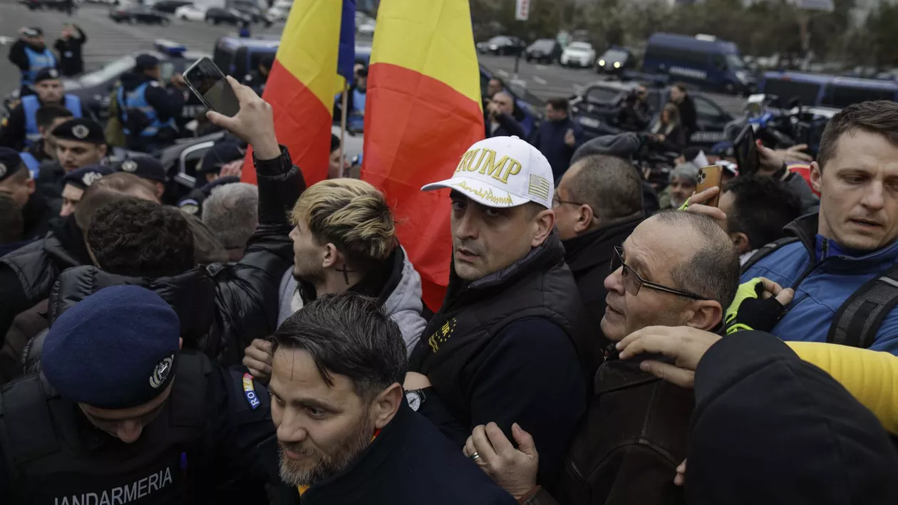 Mai mulți fermieri au manifestat la Congresul PPE. Protestul lor, confiscat de AUR. Oamenii aduși de George Simion s-au îmbrâncit cu jandarmii (VIDEO, FOTO)