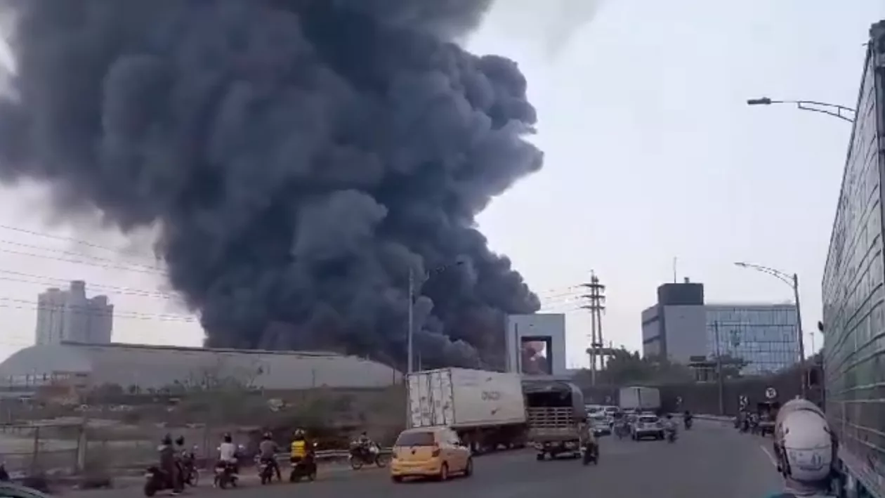 Explozii puternice la fabrica Contecar din Columbia. Clădirea a fost cuprinsă de flăcări și fum gros
