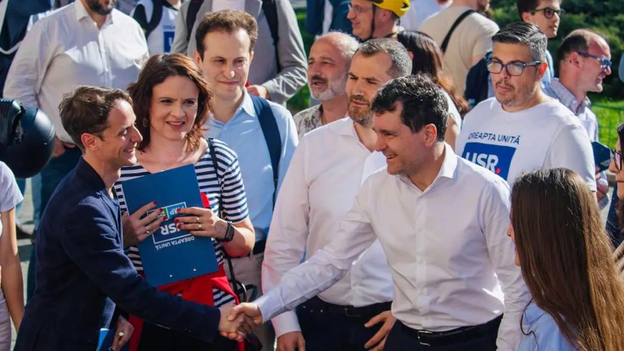 Diana Buzoianu (USR): Noi ieșim în stradă, spre deosebire de celelalte partide, care nu sunt vizibile nicăieri. Bucureștenii se opresc să-i spună lui Nicușor Dan că-l susțin (VIDEO, FOTO)