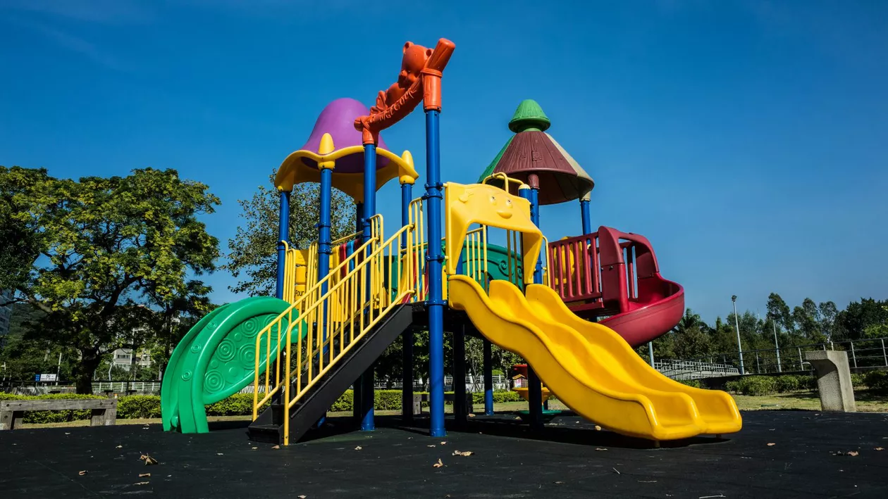 Un băiat a murit după ce a căzut de pe un tobogan al școlii. Familia a dat în judecată unitatea de învățământ