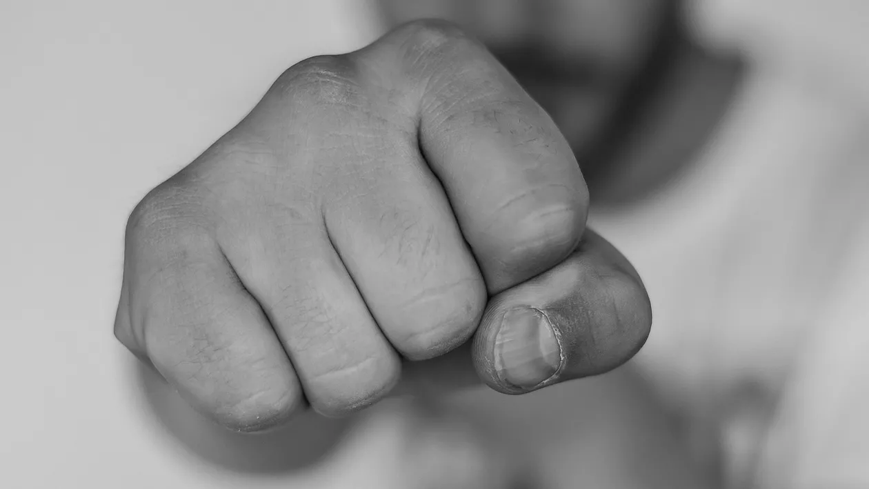 Reacții, în cazul tânărului omorât în bătaie de un tată și fiii săi minori. Mama: „L-au mai bătut şi înainte, nu e prima dată”
