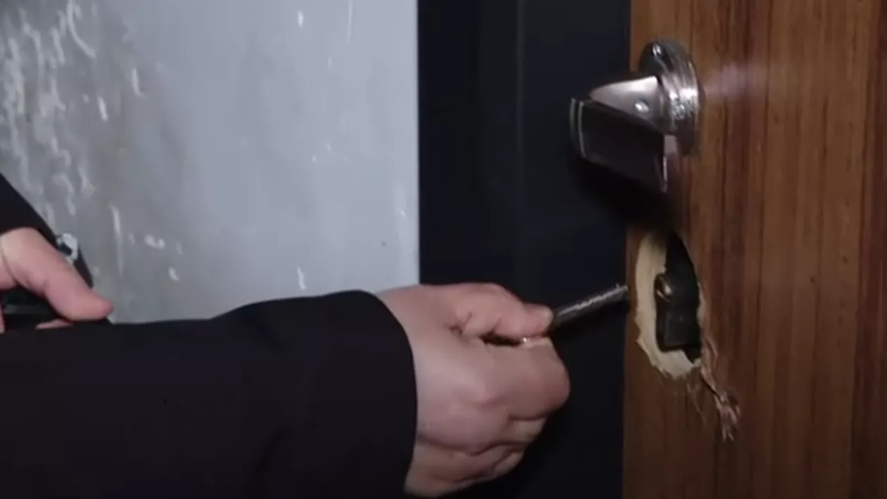 Unei femei din București i s-a ocupat locuința abuziv. „Mi-au schimbat ială”
