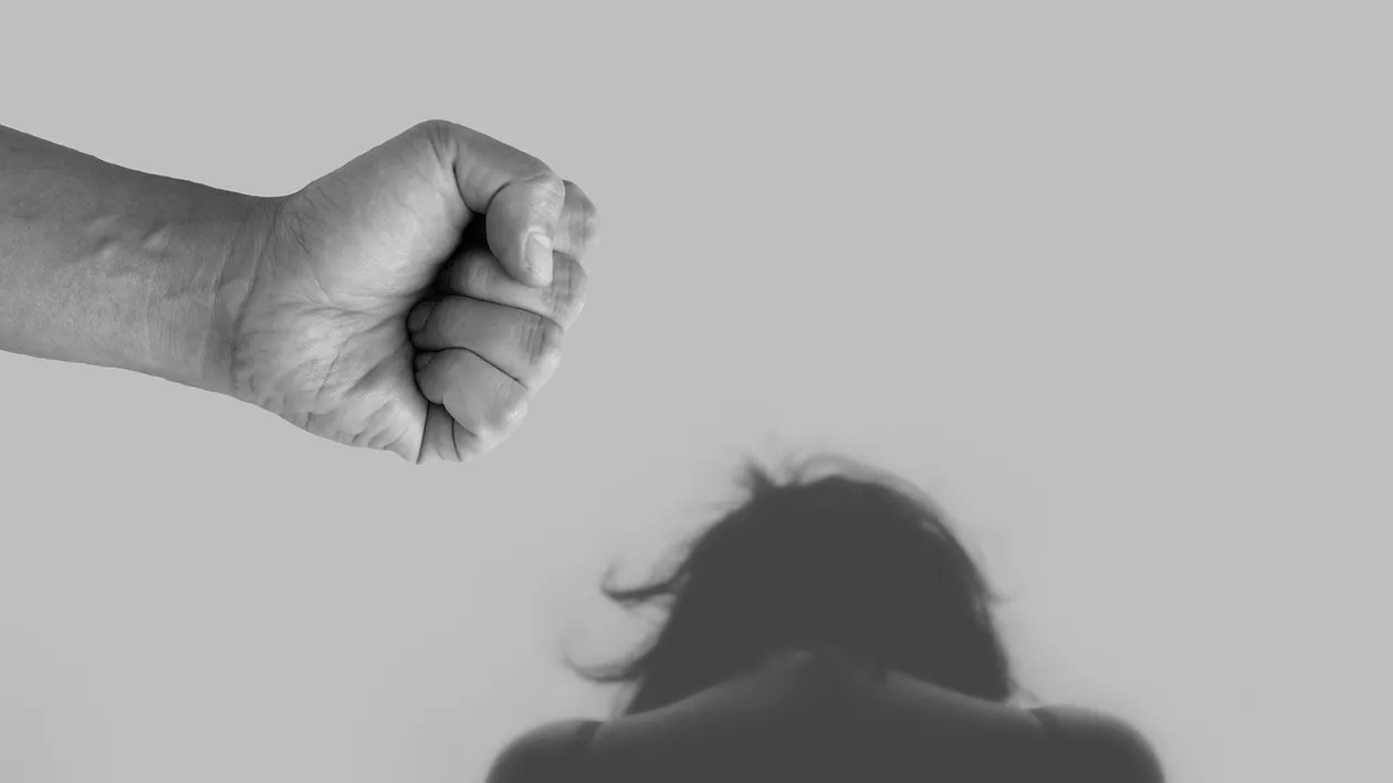 Violența și abuzurile sexuale, recurente în relațiile amoroase ale tinerilor din Generația Z. Ce își doresc de la un partener