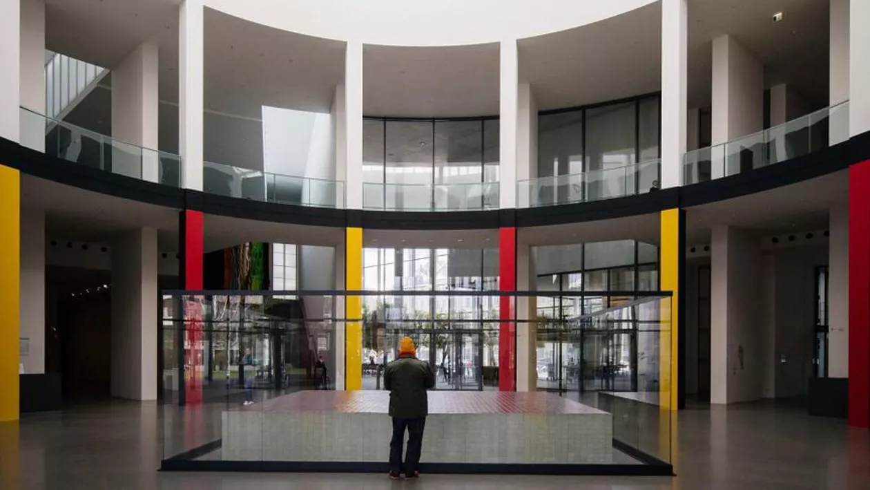 Angajat concediat pentru expunerea propriului tablou într-un muzeu de artă din Germania