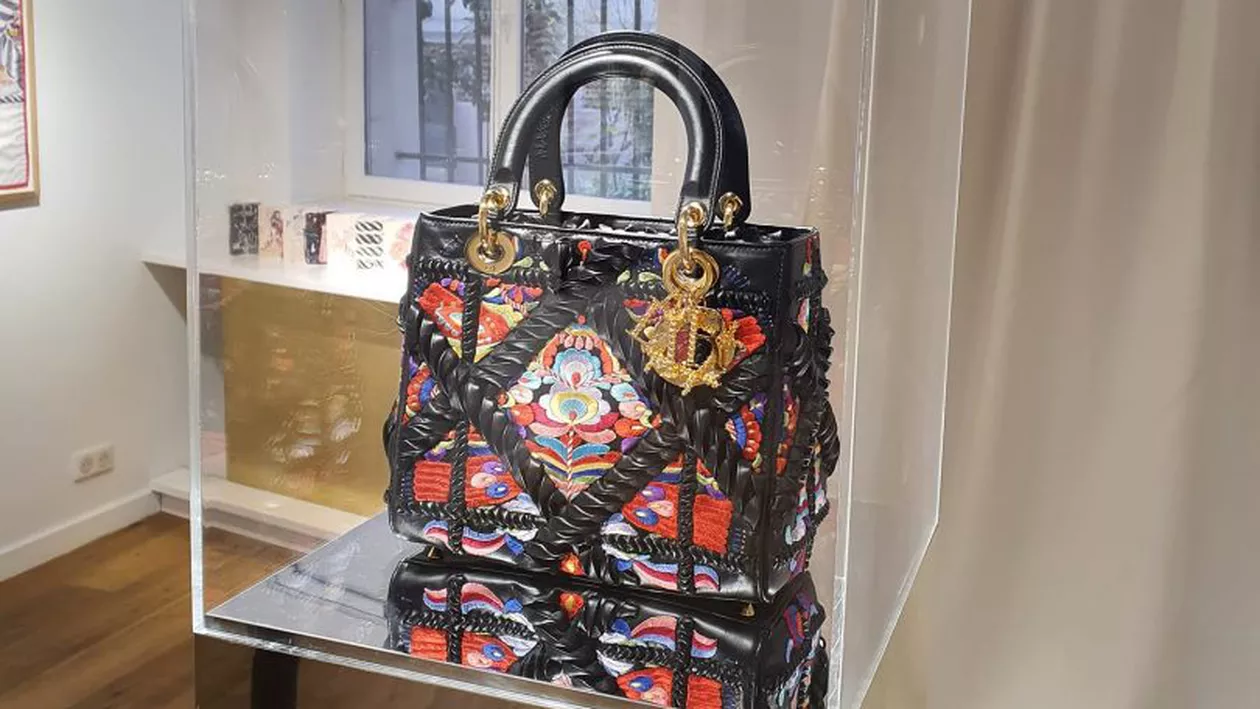 Geantă Lady Dior cu motive din folclorul românesc, reinterpretată de Mircea Cantor. Ce preț are
