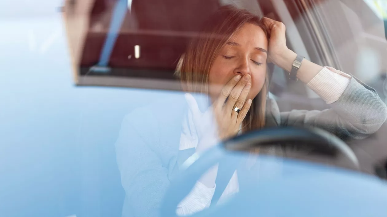 Atenție, șoferi! E legal sau nu să dormi în mașină, pe marginea drumului? Ce amendă poți primi dacă parchezi neregulamentar
